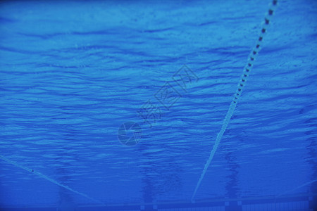 水下游泳池男人运动娱乐健康锻炼水池蓝色背景图片
