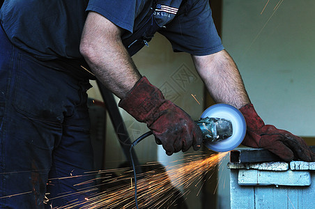 工业工人火花手套力量制造业面具磨床职场工厂劳动工艺男人图片