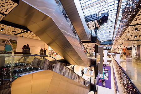 大型现代购物中心内地建筑学楼梯人群中心贸易地面展示建筑衣服玻璃图片