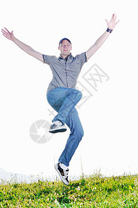 男人在户外跳跃身体行动青少年自由活力乐趣草地成人天空幸福图片