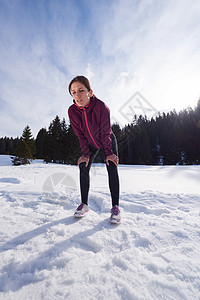 年青女人在森林雪上户外慢跑重量女士娱乐训练成人天气慢跑者女孩闲暇小路图片