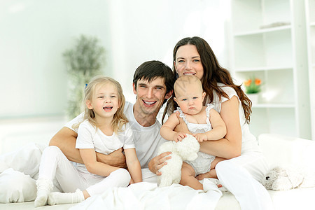 幸福年轻家庭背景形象的画面父亲女性女儿成人男人拥抱微笑女士房间男生图片