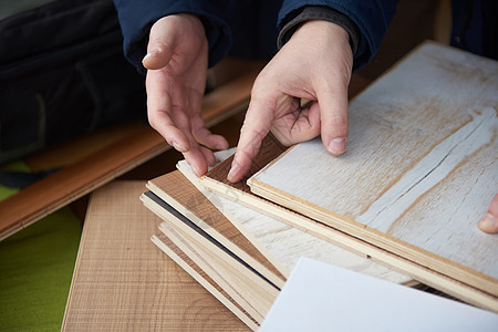 拼格选择维修男人框架房子工人硬木工匠装饰橡木地板图片