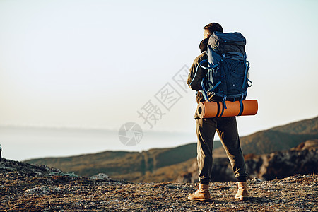 人徒步旅行者走到山顶 向下望着山谷运动服边缘活动旅行技术冒险远足者享受游客运动图片