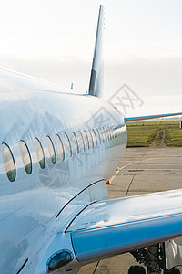 机场跑道上客机近距离接近乘客飞机航空公司飞机场航班旅游假期技术翅膀运输引擎航空图片