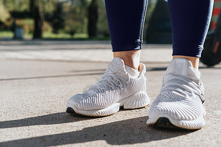 一名身穿运动服和运动鞋跑步的妇女的脚耐力慢跑者活动运动员娱乐女士女性训练闲暇活力图片