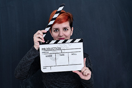 掷铁饼者红发红发女人拍电影木板相机教育头发影响者粉笔视频电视工作室摄影背景