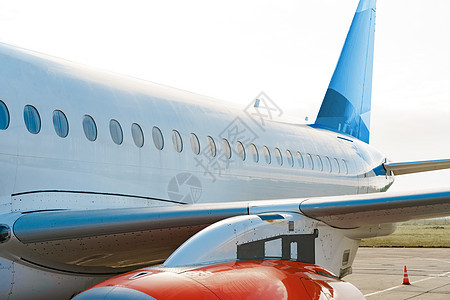 机场跑道上客机近距离接近乘客飞机国际假期航空公司引擎旅行飞机场航班运输空气货物图片