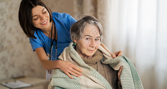 快乐的退休妇女 以及医生和病人之间的信任老年医院祖母康复祖父母女性志愿者药品家庭专家图片