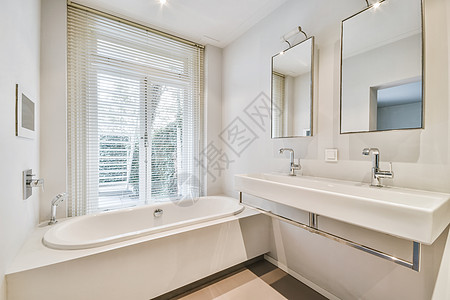 漂亮的浴室和一个大浴缸住宅房地产镜子淋浴房子公寓风格装饰财富奢华图片