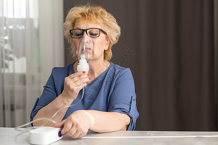 一名带吸入器的老年妇女被紧闭过敏女性流感长老面具喉咙支气管炎疼痛疾病症状图片
