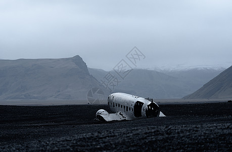 冰岛后方视图中的沉船和飞机图片