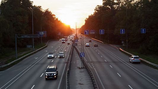 日落时分在高速公路上行驶的汽车 日落时的公路交通与汽车 高速公路上繁忙的交通 道路顶视图天空运输速度运动街道车辆越野车晴天阳光路图片