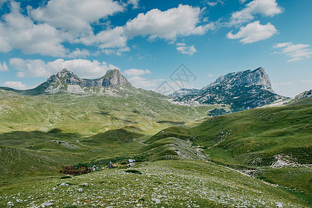 Sedlo山口在黑山北部 黑山的Durmitor大片Saddle山景色极佳顶峰岩石蓝色石头风景天空村庄公园旅行草地图片