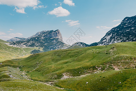 日出时的山谷 自然的夏季景观 山峰绿色自然风光 绿山景观森林农村公园爬坡冒险蓝色岩石场景冰川全景图片