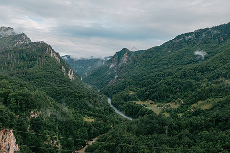 瓦塔拉河之上塔拉河 从黑山北部的桥上看 塔拉河峡谷 欧洲最深的峡谷 世界第二 黑山国假期岩石生态塔拉山脉爬坡蓝色海岸公园旅游背景