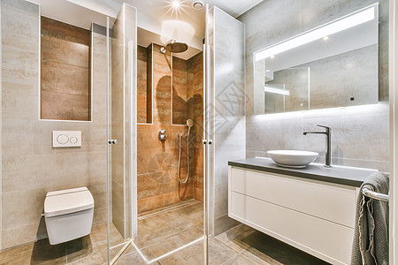 家庭现代卫生间的内部内部贮存住宅公寓洗漱窗帘卫生淋浴龙头水平用品图片