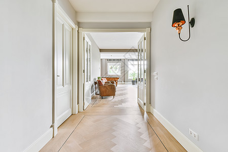 长长的令人惊叹的走廊 有木地板公寓财产大厅奢华建筑学装饰住宅配件财富房地产图片