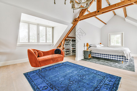 带亮红色沙发的舒适明亮房间建筑房地产地毯财富住宅家具建筑学公寓风格房子图片