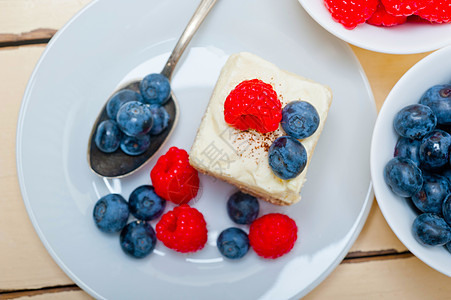 新鲜草莓和蓝莓蛋糕红色美食水果奶油状装饰食物覆盆子浆果蛋糕乡村图片