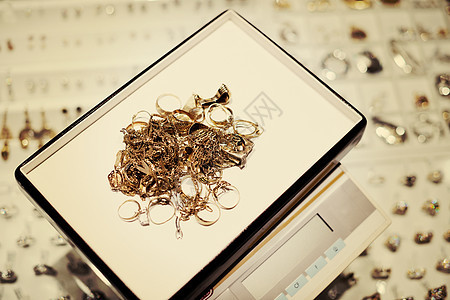 室内珠宝店钻石废料婚礼礼物展示零售销售奢华宝石戒指图片