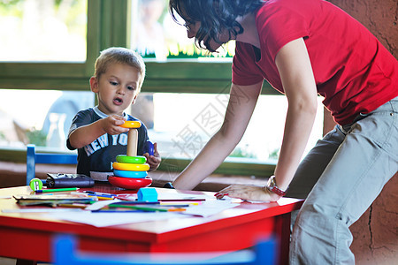 玩可爱的小孩游戏 玩得开心铅笔学习班级幼儿园男生玩具青年乐趣婴儿房间图片