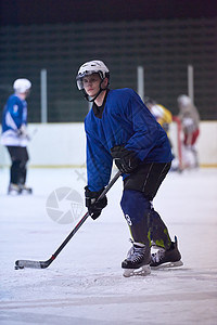 冰冰曲棍球运动员在行动中滑冰冰鞋闲暇男人冰球玩家团队活动竞赛游戏图片