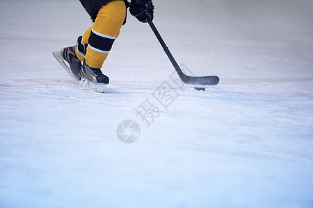 冰冰曲棍球运动员在行动中乐趣竞赛闲暇活动滑冰冰球成人运动玩家游戏图片