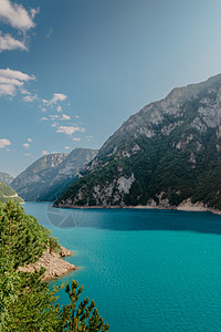 生态旅游和积极娱乐活动的概念 国家公园 木山中的山区翡翠湖 秋天的阳光日 秋季公园冰川旅行森林反射天空国家山脉环境蓝色图片