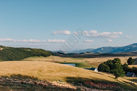 日出时的山谷 自然的夏季景观 山峰绿色自然风光 绿山景观高山旅游草地国家森林踪迹全景冰川生态岩石图片