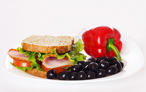 火腿三明治在盘子上闭合绿色熏肉白色棕色午餐蔬菜小吃宏观红色火鸡图片