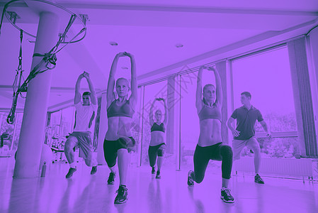 在健身房里工作的人的组别女性运动尊巴朋友们快乐团体锻炼培训师运动装男人背景图片