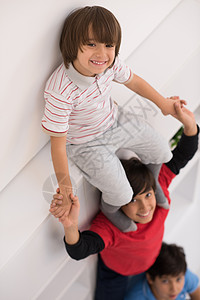年轻男孩在顶层风景上排成一列兄弟朋友手势生活男孩们乐趣喜悦木地板家庭货架图片