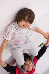 年轻男孩在顶层风景上排成一列生活乐趣房子童年货架男孩们团体木地板孩子家庭图片