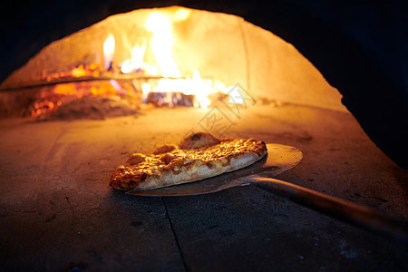 木柴烧烤炉中的锈皮比萨乡村石头火炉烹饪餐厅火焰食物盘子厨房美食图片