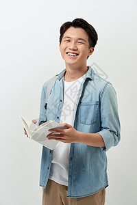 微笑的年轻男学生穿着休闲服 背着背包 在白色背景工作室肖像上被隔离 高中大学学院教育理念青少年男性教科书学校阅读学习男生图片