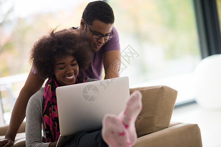 非裔美裔情侣在网上购物女孩成人金融妻子房子笔记本信用卡片幸福商业图片