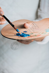 女高级老艺术家手的特写 拿着画笔 用蓝色油漆画画 五颜六色的情感油画 当代画家创作现代抽象美术作品孩子们刷子学校艺术品创造力艺术图片