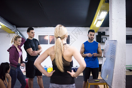 运动员从教练员那里获得指导友谊耐力生活训练运动男人女性活动身体锻炼图片