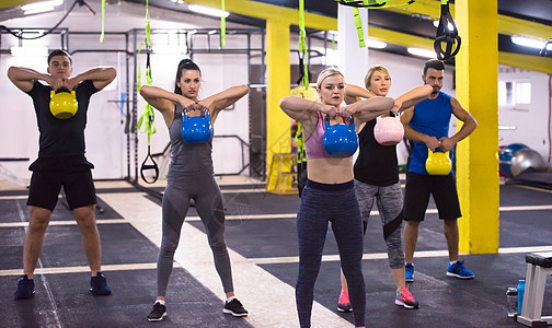 运动员用小叮当做运动权重女性健康身体男性团队男人成人力量俱乐部图片