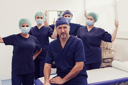 与他的多族裔团队合作的矫形大全医生男人手术医院护士工作助手从业者微笑办公室外科图片