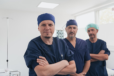多族裔整形医生当着医疗队的面看镜头并戴面罩 看着照相机卫生团体保健骨科手术职员口罩实验室工作外科图片