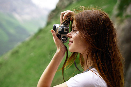 户外摄影女摄影师旅行的生活方式 职业风景日落远足者冒险远足男人旅游女士天空蓝色布道图片