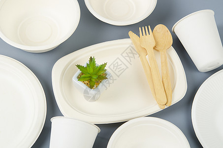 用于包装食品的生态友好生物可降解纸张可用白色勺子工艺回收纸盒套袋包装盒子零售空白背景图片