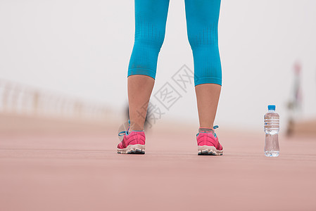 紧贴在运动鞋和水瓶上活力训练速度女士女孩慢跑赛跑者女性运动员锻炼图片