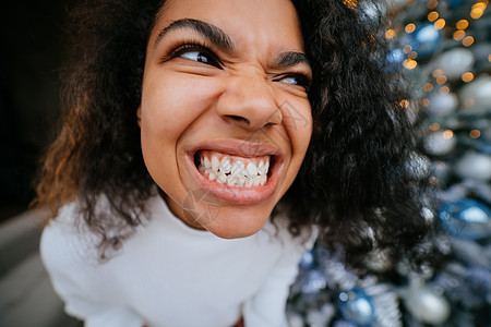 非洲裔妇女用照相机咬牙切牙图片