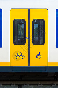 荷兰火车站的黄色列车门 校对 Portnoy图片