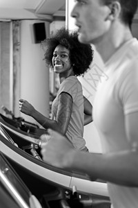 人们在健身房运动机上 做心脏手术锻炼跑步女孩活动女性俱乐部男人机器乐趣女士图片