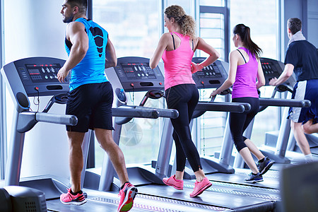 一群跑步的人一群人在跑步机上奔跑培训师俱乐部健身男性女性跑步运动锻炼赛跑者体育馆背景