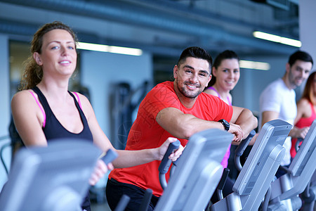一群人在跑步机上奔跑运动有氧运动训练团体男人男性健身女性跑步培训师图片
